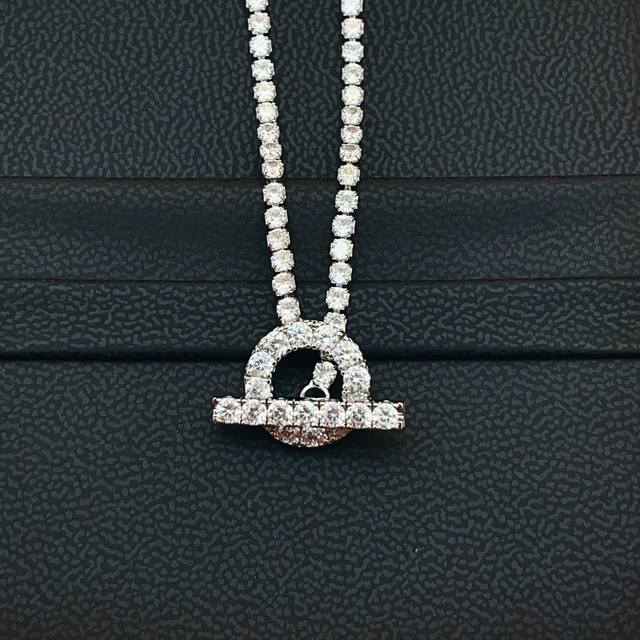 He Mes最新款爱马仕圆形猪鼻子满天星银色项链 一致Zp黄铜材质，非常的上镜设计很特别值得入手高级手工坊系列