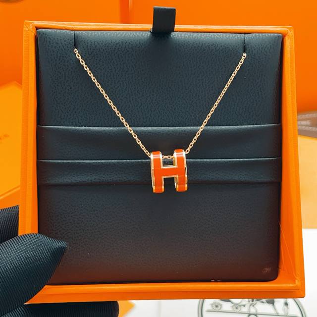 He Mes最新款爱马仕红色珐琅玫瑰金大号项链 一致Zp黄铜材质，非常的上镜设计很特别值得入手高级手工坊系列