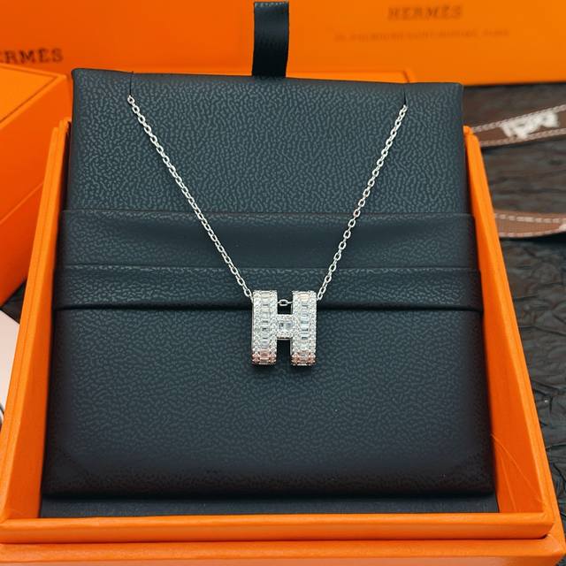 Hx038 He Mes最新款爱马仕H形镶钻银色项链 一致Zp黄铜材质，非常的上镜设计很特别值得入手高级手工坊系列