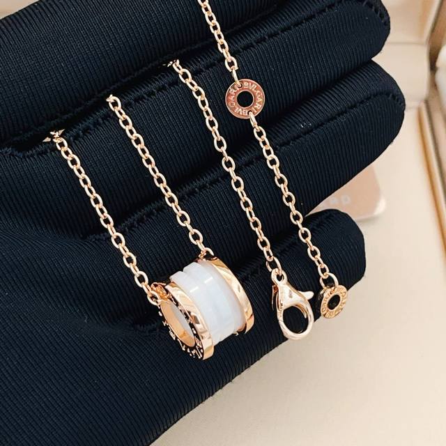 宝格丽Bvlgari最新款玫瑰金弹簧白陶瓷项链 一致Zp黄铜材质，非常的上镜设计很特别值得入手高级手工坊系列
