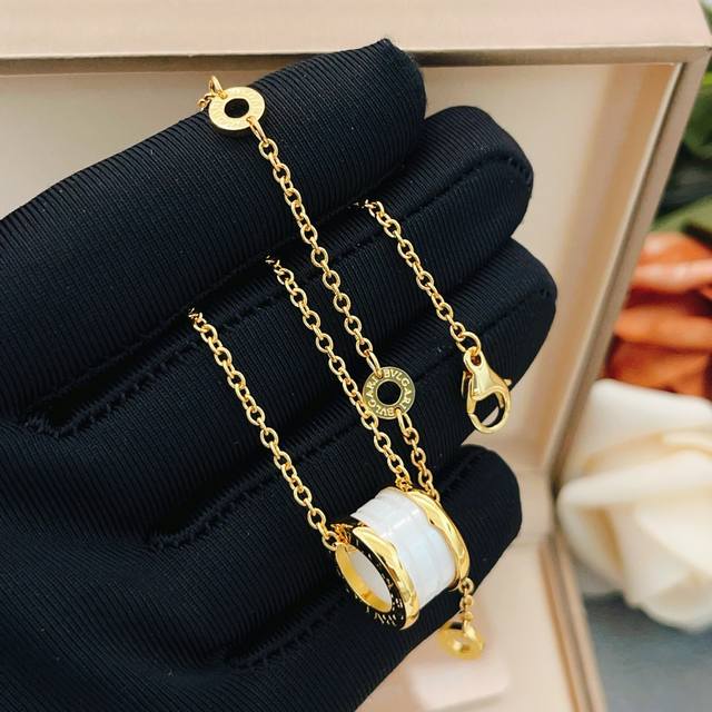 宝格丽Bvlgari最新款金色弹簧白陶瓷项链 一致Zp黄铜材质，非常的上镜设计很特别值得入手高级手工坊系列