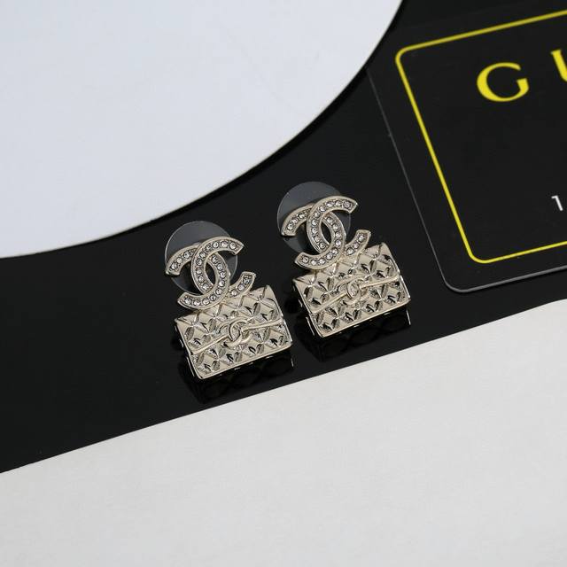 香奈儿浅金色包包耳环 紧追潮流早春耳钉 不管你是圆脸还是长脸拆下自己配系有意想不到的惊喜，修饰脸型利器，大牌的设计每款都匪夷所思，总有想不到的灵感 耳钉