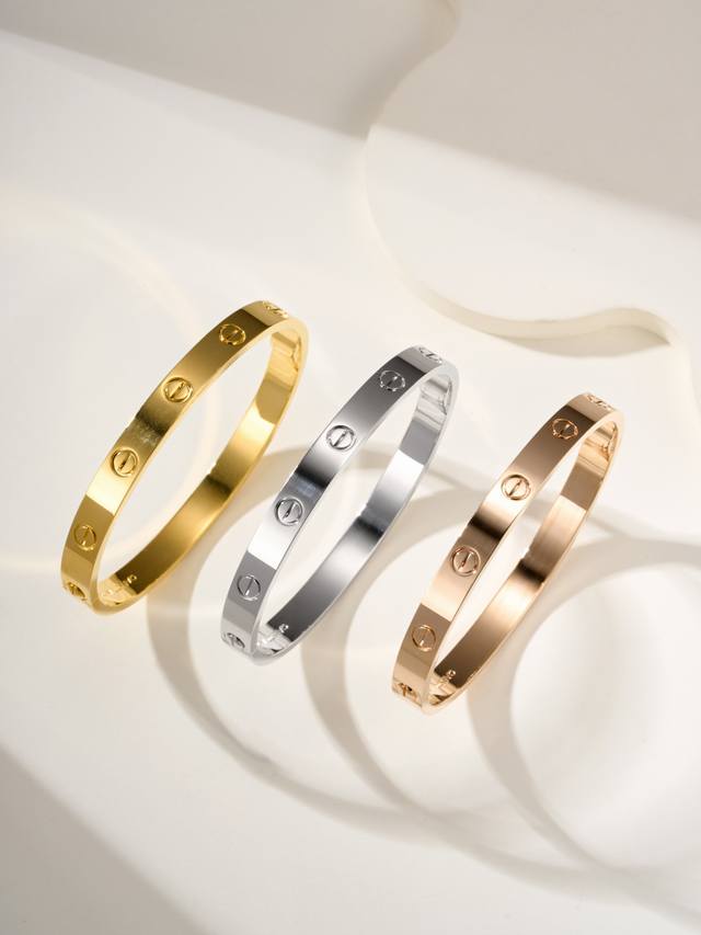 2025款卡地亚经典6.1Mm单开无钻手镯，尺寸16、17、18、19号。 2025款修改的区别，螺丝帽超级大改动，老版本螺丝帽通常是360度旋转，经常会出现不