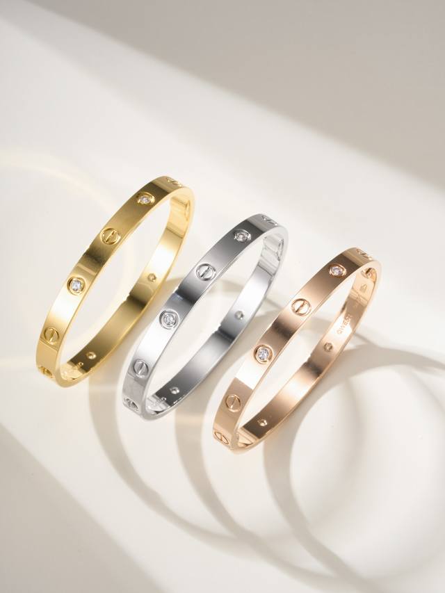 2025款卡地亚经典6.1Mm单开四钻手镯，尺寸16、17、18、19号。 2025款修改的区别，螺丝帽超级大改动，老版本螺丝帽通常是360度旋转，经常会出现不