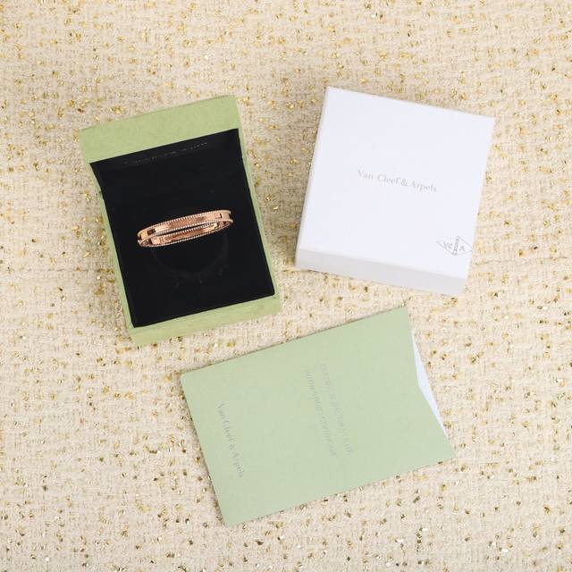 我们出品 Zp64870，可订制18K真金真钻版本，只出专柜对版货，不做缩水版本，量大咨询客Fu 梵克雅宝perléE Signature签名手镯 作品以阿拉伯