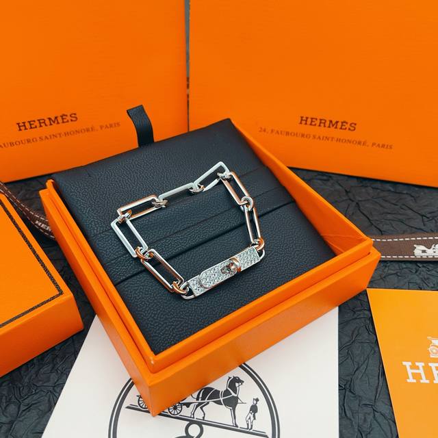He Mes爱马仕猪鼻子方块镶钻银色手链 只能用无敌形容，这款绝对的性价比之选感受下这么无敌的工艺！简约，特别适合日常搭配，而且晚装搭配也特别的气质，绝对是一款