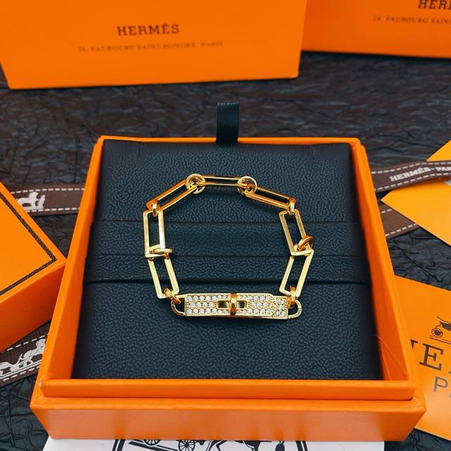 He Mes爱马仕最新款猪鼻子方块镶钻金色手链 一致Zp黄铜材质，非常的上镜设计很特别值得入手高级手工坊系列