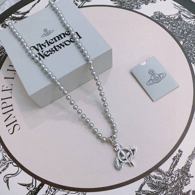 高品质经典大土星项链男女同款 60Cm 项链Vivienne Westwood西太后土星珍珠项链！英国时装设计师，时装的朋克之母！时尚潮流风格，品质强大，超美的