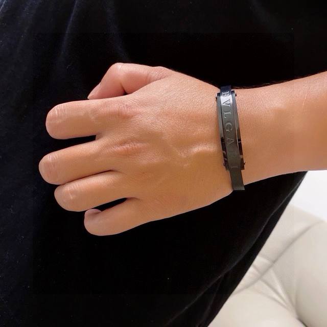 宝格丽Bvlgari高品质男士21Cm手镯，非常百搭的一款14K精钢保色材质厚镀厚金。完美镶钻精心打磨，与金属边完美契合！充满诱惑和迷人的感性，钻石的璀璨奢华，