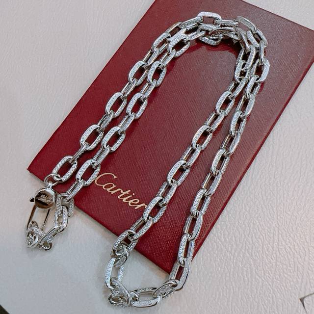 新款带钻卡地亚项链V金材质系列 品相完美，细节无敌，那种独特的色泽完全无可挑剔，再缀以经典指环外形设计，简约之余却又优雅夺目，V金纯手工的组合更显气色，上手雅致