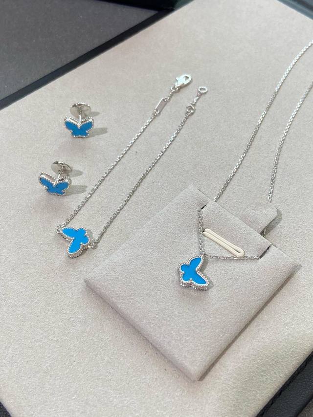 V金镀咪金 梵克雅宝Vca小蝴蝶耳钉 镶嵌绿松石，白贝母，是珠宝类的，一件就是近万大洋，不是像小香饰品类那种几千没什么技术含量的，珠宝类几万，要用几百把它做到最