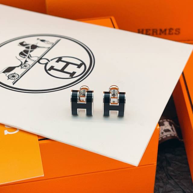 爱马仕He Mes最新款银边黑色H珐琅耳钉 一致Zp黄铜材质，非常的上镜设计很特别值得入手高级手工坊系列