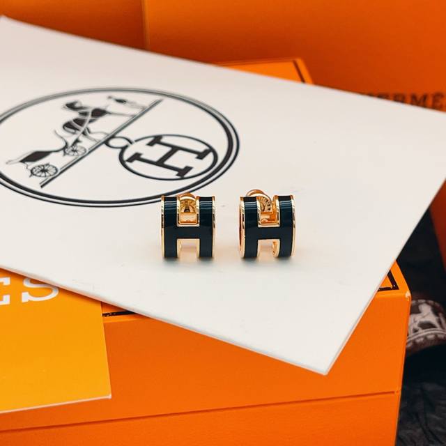 爱马仕He Mes最新款玫瑰金边黑色H珐琅耳钉 一致Zp黄铜材质，非常的上镜设计很特别值得入手高级手工坊系列
