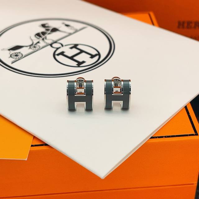 爱马仕He Mes最新款银边灰绿色H珐琅耳钉 一致Zp黄铜材质，非常的上镜设计很特别值得入手高级手工坊系列