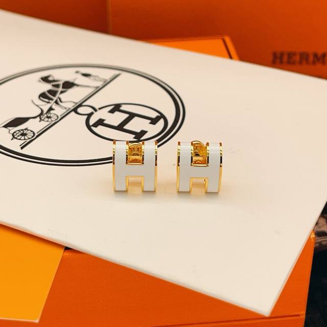爱马仕He Mes最新款金边白色H珐琅耳钉 一致Zp黄铜材质，非常的上镜设计很特别值得入手高级手工坊系列