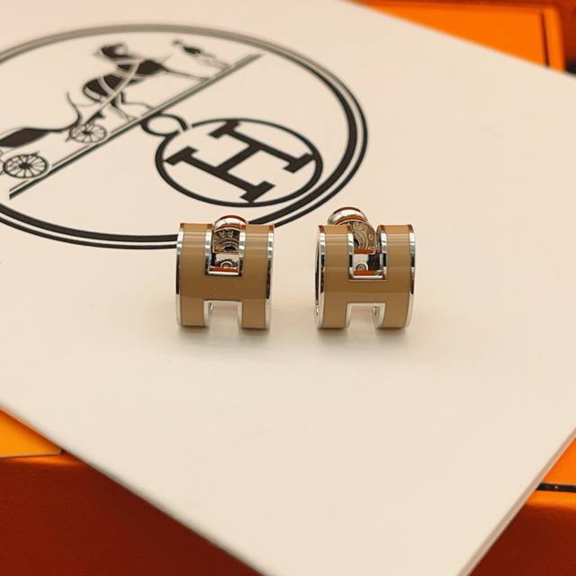 爱马仕He Mes最新款银边奶茶色H珐琅耳钉 一致Zp黄铜材质，非常的上镜设计很特别值得入手高级手工坊系列