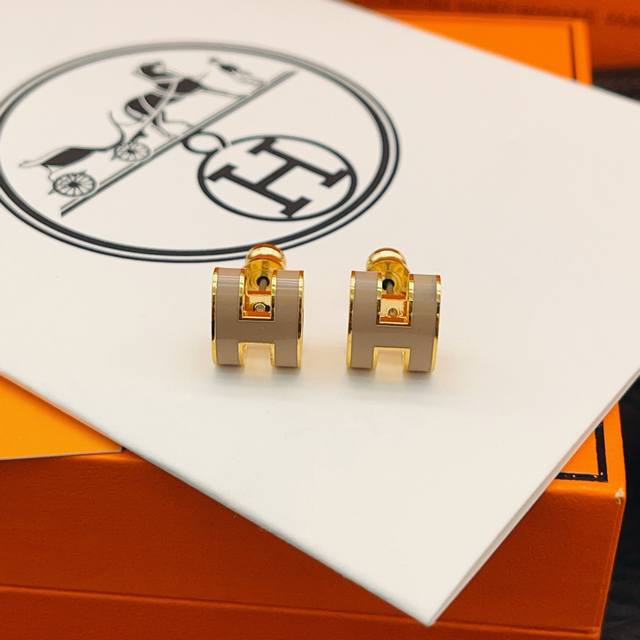 爱马仕He Mes最新款金边奶茶色H珐琅耳钉 一致Zp黄铜材质，非常的上镜设计很特别值得入手高级手工坊系列