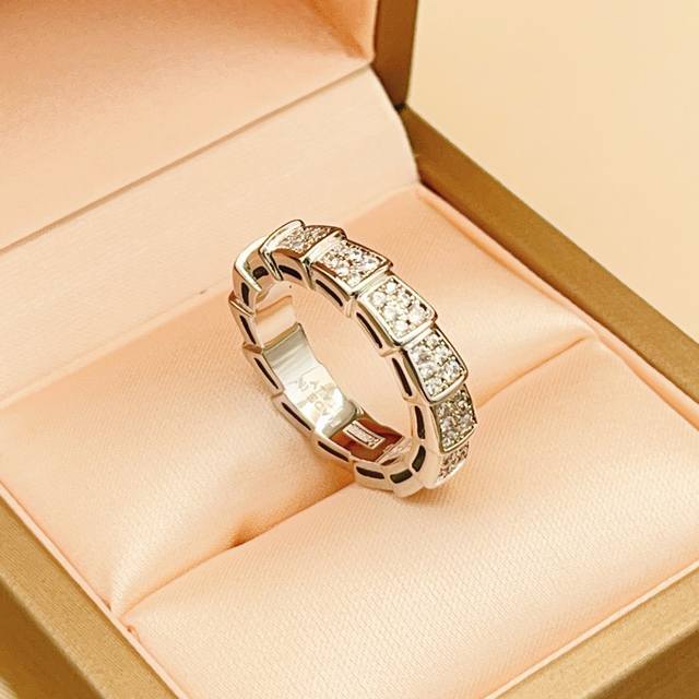 大小尺寸 宽版 :6号、7号、8号 宝格丽Bvlgari最新款银色镶砧蛇骨戒指 一致Zp黄铜材质，非常的上镜设计很特别值得入手高级手工坊系列