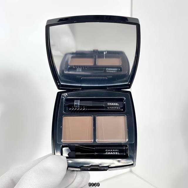 高品质 香奈儿双色眉粉盘4G。 9969编码！可配中文标 3色：01#Light浅棕色，02#Medium深棕色，03#Dark棕黑色。