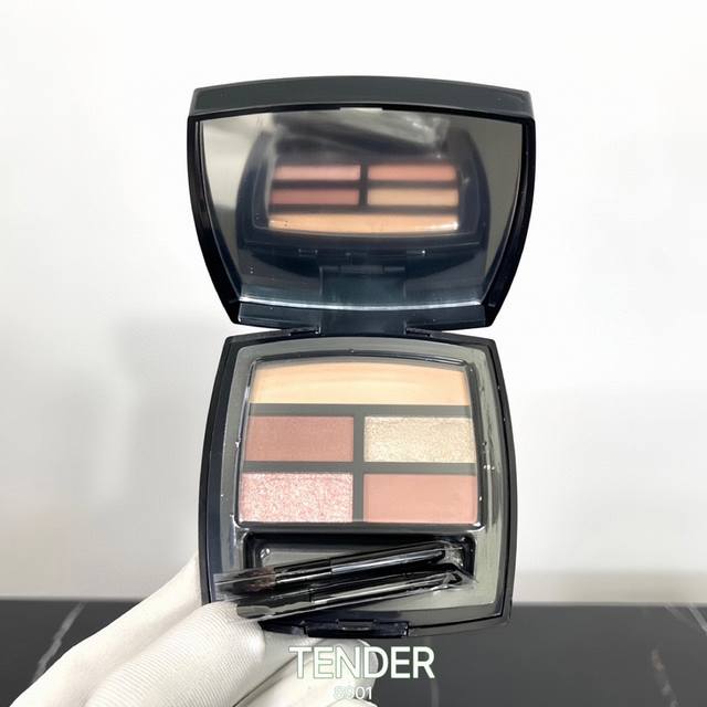 高品质 香奈儿五色眼影盘。 8901编码！2色：Warm#-Tender#热销款对版烤粉盘小香5色眼影盘Tender夏季限定玫瑰盘-柔粉色Warm白桃盘-暖色系