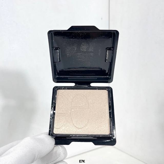 高品质 24款奥尔滨粉饼9.7G。 E7K编码！壳芯分开装。 3色：001#，002#，003#。