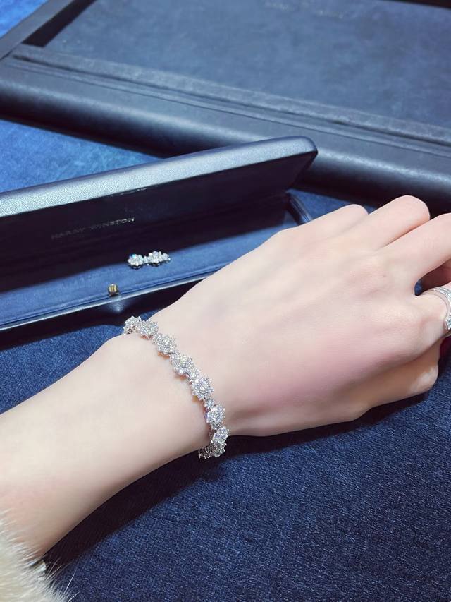 Hw海瑞温斯顿满钻太阳花手链。高级 珠宝 到货啦，珠宝采用最顶尖的 进口高碳钻 栩栩如生，精工的切割高端定制镶嵌高碳钻 Bling Bling 雍容的设计，奢华