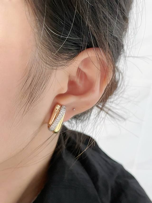 V金材质 卡地亚长方形三环带钻耳钉 又一款经典，环抱镶嵌 完美诠释对称美学 优雅大方。佩戴舒适度高 也不容易勾搭到物品！真金质感杠杠的精工艺 执模抛光都做的很细