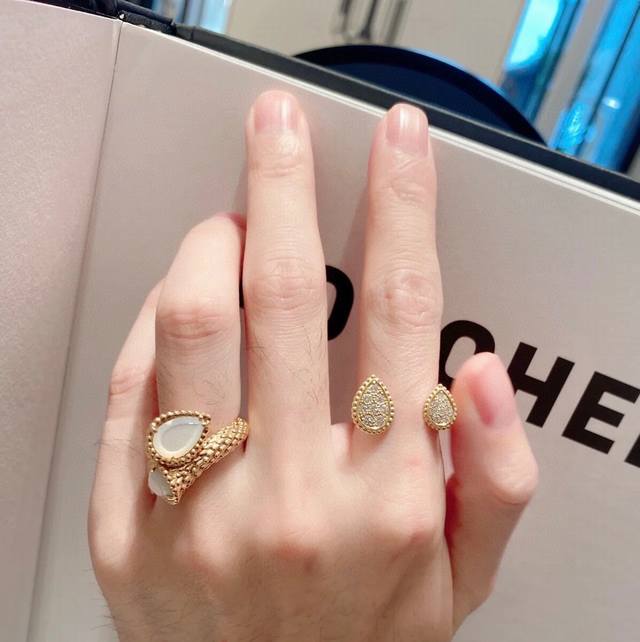 宝诗龙水滴戒指Serpent BohèMe戒指 典经而现代，水滴形合契现今新的审美。亚金材质 厚金电镀 ，带Logo 宝诗龙戒指 开口均码 佩戴超美