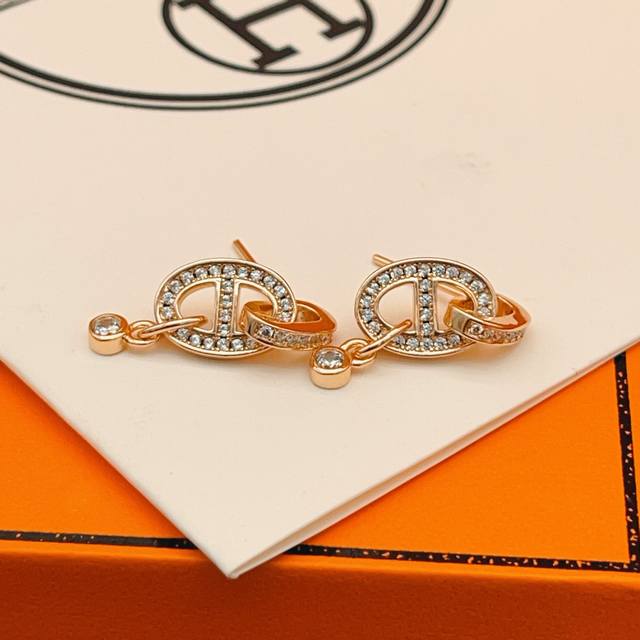 爱马仕He Mes最新款玫瑰金猪鼻子吊钻耳钉 一致Zp黄铜材质，非常的上镜设计很特别值得入手高级手工坊系列