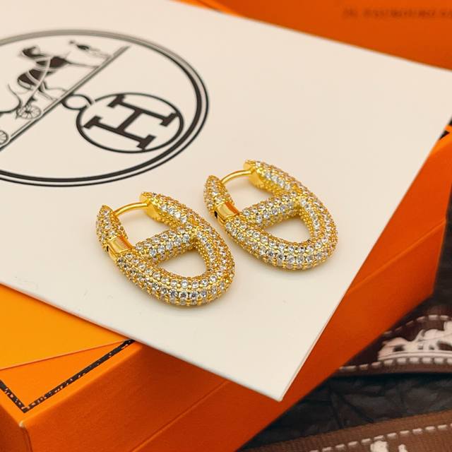 爱马仕He Mes最新款猪鼻子镶钻满天星金色耳钉 一致Zp黄铜材质，非常的上镜设计很特别值得入手高级手工坊系列