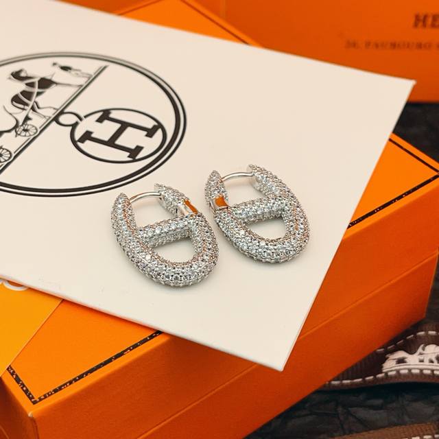 爱马仕He Mes最新款猪鼻子镶钻满天星银色耳钉 一致Zp黄铜材质，非常的上镜设计很特别值得入手高级手工坊系列