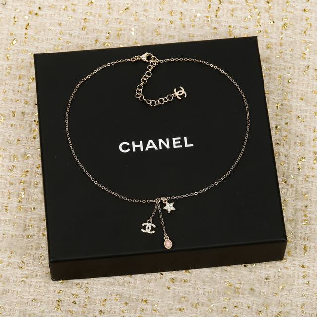 我们出品 Zp7410，量大咨询客Fu 香奈儿星星水钻项链 26早春最新款系列！巨巨巨火爆银色链条搭配经典双C+星星+水滴形水钻吊坠！设计感满满不对称流苏吊坠灵