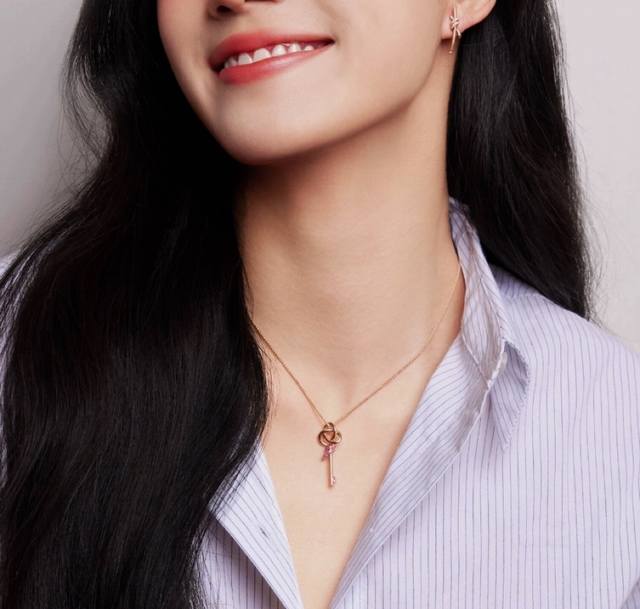 蒂芙尼小号粉钻T绳结钥匙项链。犹如明灯指引人们通向乐观与希望，Tiffany Keys 系列象征着光明的未来。璀璨夺目的钻石点缀迷人吊坠的优雅曲线。18K金镶嵌