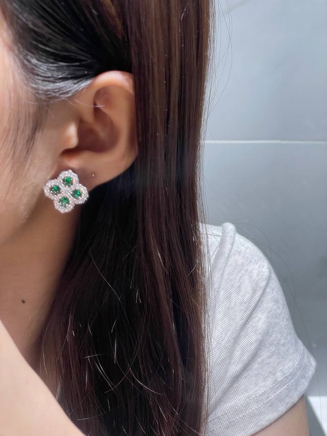 V金材质 绿钻 海瑞温斯顿满钻四叶草耳拍# Diamond Links系列钻石耳拍，她的一颦一笑，优雅迷人却又不失理性坚韧，与品牌标志性设计祖母形切工形态钻石相
