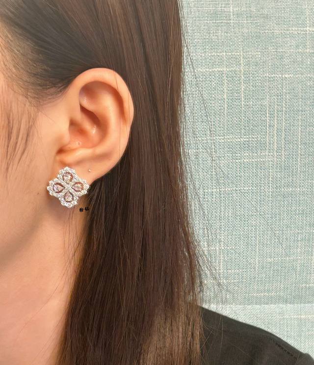 V金材质 粉钻 海瑞温斯顿满钻四叶草耳拍# Diamond Links系列钻石耳拍，她的一颦一笑，优雅迷人却又不失理性坚韧，与品牌标志性设计祖母形切工形态钻石相