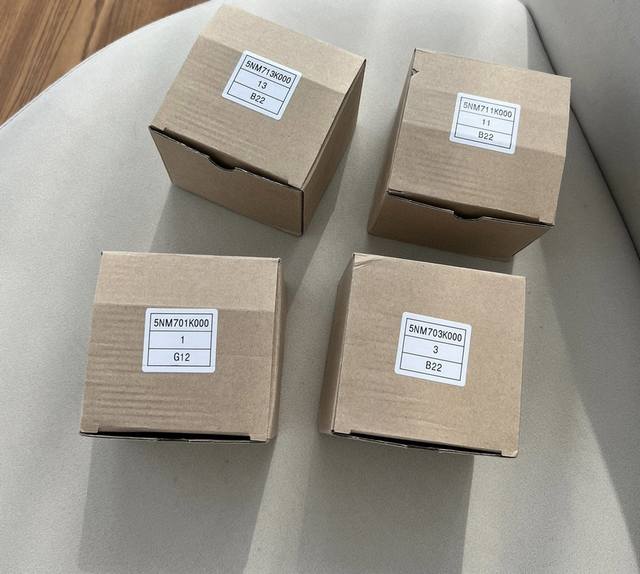 高端品质 对版进口原装纤维纸盒 丝绒灰 高度遮暇效果，带替换装一盒两芯，市面最高版本独立牛皮盒装海蓝之谜鎏光焕变气垫！色号：1#，3#，11#，12#，13#。