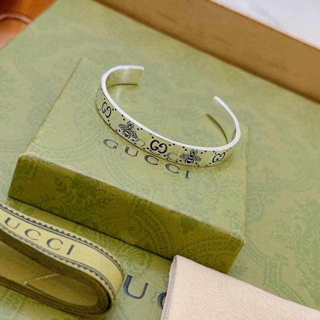 古驰手镯手环独特魅力十足最新款手镯档次更高明星同款Anger Forest系列双G经典款系列复古银蜜蜂古驰手环 细节对版做旧处理 非市面亮面版型 这款一直在出