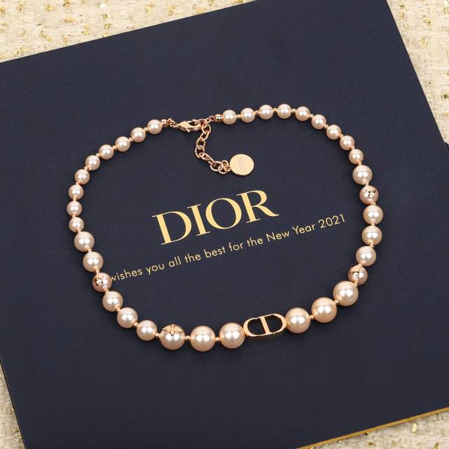 我们出品 项链Z5900，手链Z4500，量大咨询客Fu！ 迪奥Cd 蜜蜂粉珍珠 项链 墙裂推荐一套入巨美，巨美的珍珠Choker，珍珠从大到小的渐变，每颗珍珠