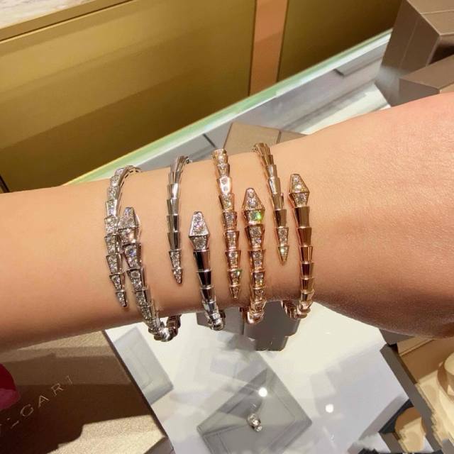 宝格丽高级精工版细蛇手镯 这款是穿钢片，一节一节穿进去再打雷射点，每个配件都是精工细磨，费时费料，好货请珍惜Bvlgari 宝格丽蛇手镯 这款现在基本无人不知！