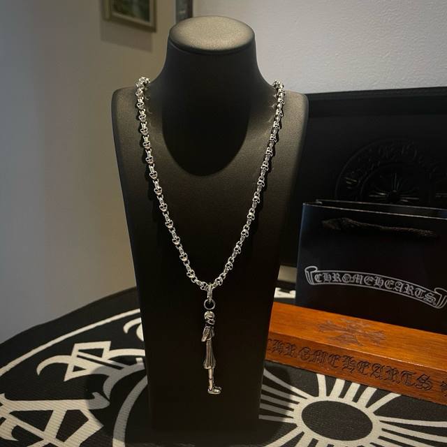 新款 专柜品质 Chrome Hearts克罗心 经典复古骷髅头项链 女孩骷髅头吊坠 凹凸造型不同的花纹设计风格 呈现出与众不同 十字架 童军花是克罗心的志 所