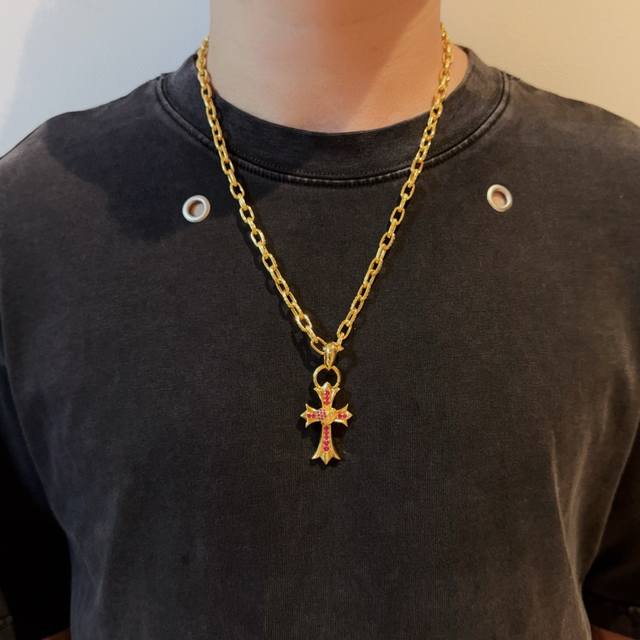 新款 专柜品质 Chrome Hearts克罗心黄金色字母项链 藤蔓爱心十字架吊坠 凹凸造型不同的花纹设计风格 呈现出与众不同 十字架 童军花是克罗心的志 所以