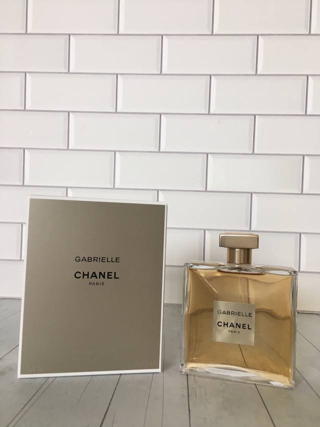 原单品质 Chanel嘉柏丽尔香水经典原版100Ml 经典原版超好闻～很优雅的香味瓶身也是很美很经典！时隔15年，推出的新款香水，瓶身方形的轮廓，线条独特，简洁