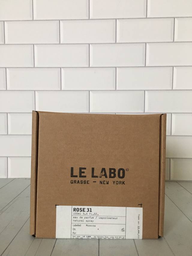 原单品质 实验室香水31号100Ml 属性：中性香 前调：玫瑰 孜然 中调：玫瑰 香根草 雪松 后调：麝香 愈创木 沉香 乌木 乳香 劳丹脂 东方辛不辣的玫瑰