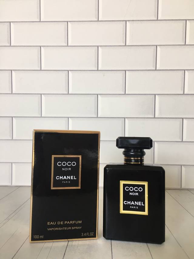原单品质 Chanel Coco Noir可可黑色100Ml 香调 Coco Noir 属于东方花香调,有馥郁的花香和神秘的木质香。它没有 Coco 香水那样浓