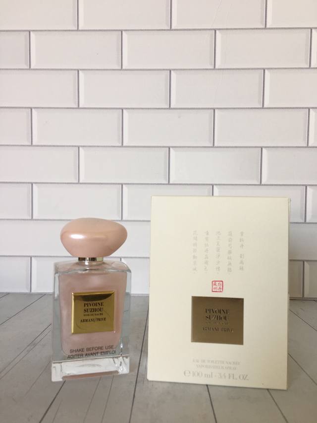原单品质 Armani阿玛尼prive苏州牡丹香水100Ml粉色流沙绝版限量，珍藏，之前停产的苏州牡丹香水复出，依旧是限量版。这款苏州牡丹限量真的的把烟雨江南的