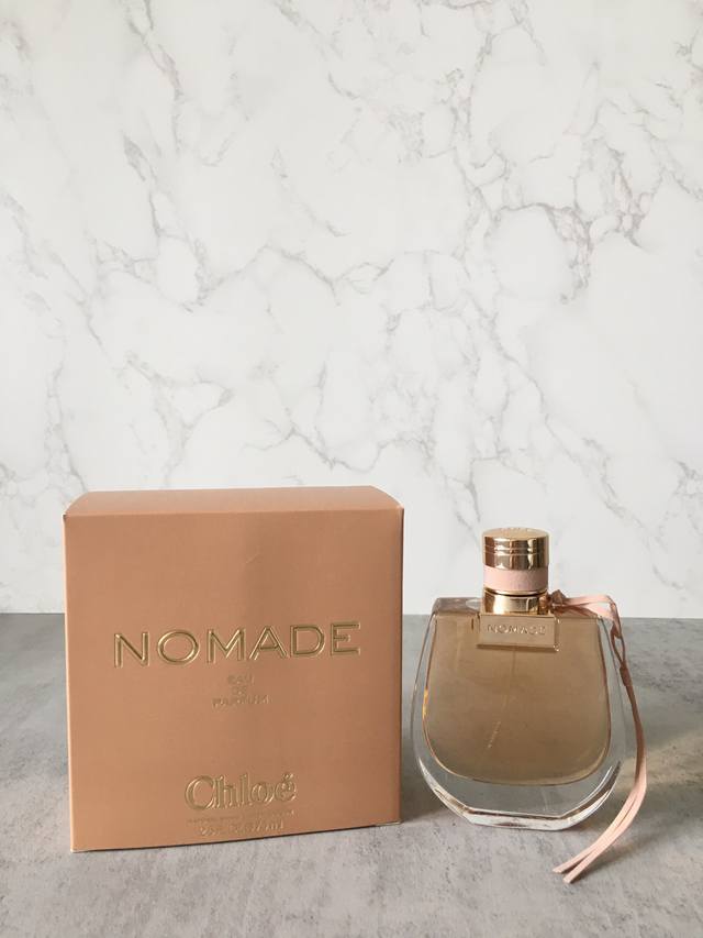 原单品质 Chloe蔻依克洛伊寇依Nomade淡香小猪包女士香水Edt 75Ml 香调一花香甘苔调 前调:荔枝 中调:小苍兰 后调:橡木苔 属性:女香 这里是咸