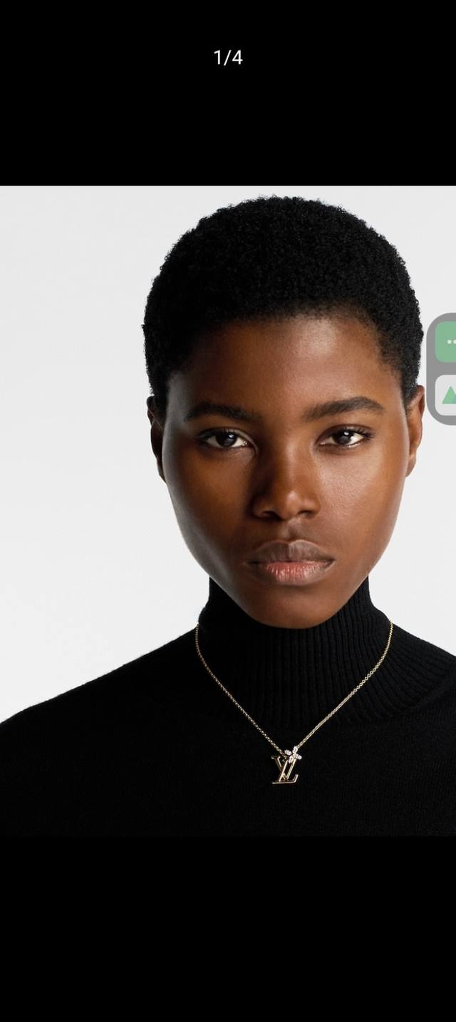 Lv 驴家Lvlconic Fower项链于耀目金属链条演绎经典元素的优雅二重奏，为 字母饰以镶嵌璀璨仿水钻的Monogram花卉，点级可调节链条的Lvcird