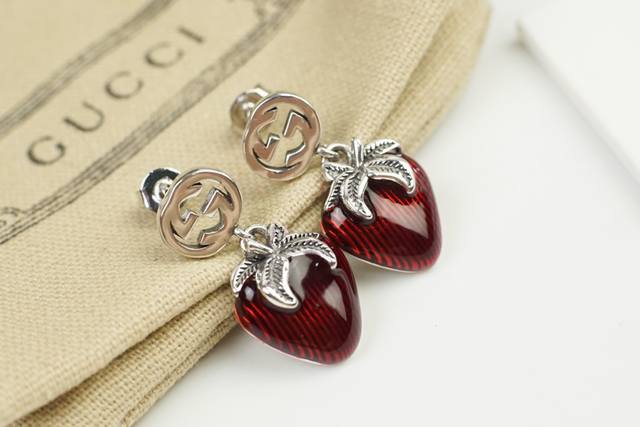 项链p 手链p120 耳钉p100 Gucci古奇古驰 草莓项链 爆款推荐美Cry完美细节Vip推荐独特的设计，懂得品味的人一定值得入手，擦出惊喜的火花品质无需