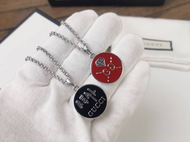 古奇古驰Gucci 红色黑色珐琅双G 圆形吊坠项链 复古百搭爆款明星同款 个性独特艺术图案融入吊坠设计中情侣必备