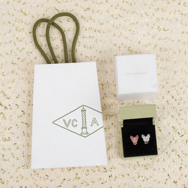 我们出品 梵克雅宝Vca蝴蝶耳扣 Zp184000+认准唯一一家真正购入珠宝类Zp开发的，可订做18K真金真钻版，只做对版真金货，价询客Fu Two Butte